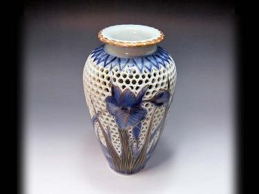 三川内焼の美しい透かし彫り花瓶を入荷しました！【売切れ】